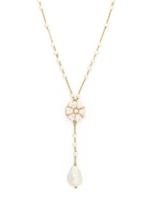 Collana con perle e cammeo naturale a forma di fiore